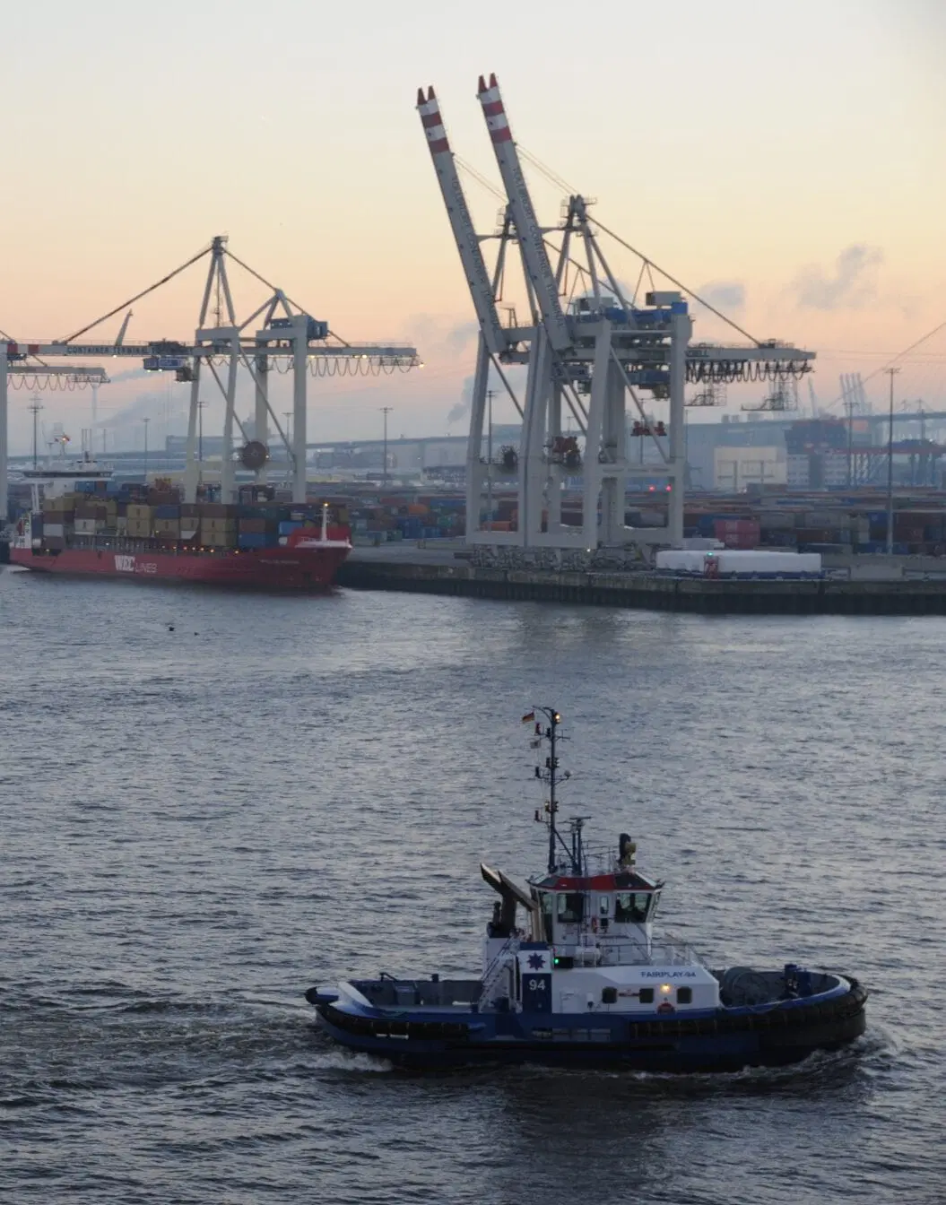Schlepper im Hamburger Hafen